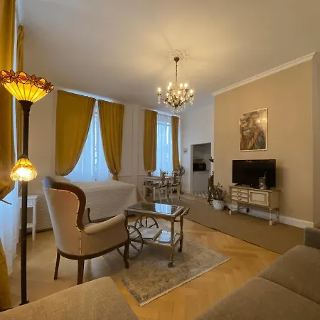 Uhland Apartment *